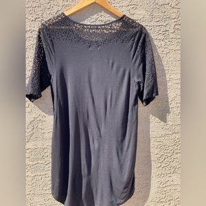 Old Navy black tunic top with lace detail and side slits - Large